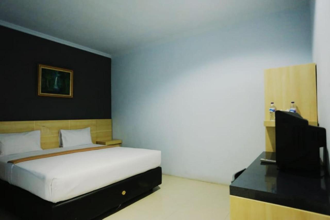 Urbanview Hotel Mulia Indah Palopo ภายนอก รูปภาพ