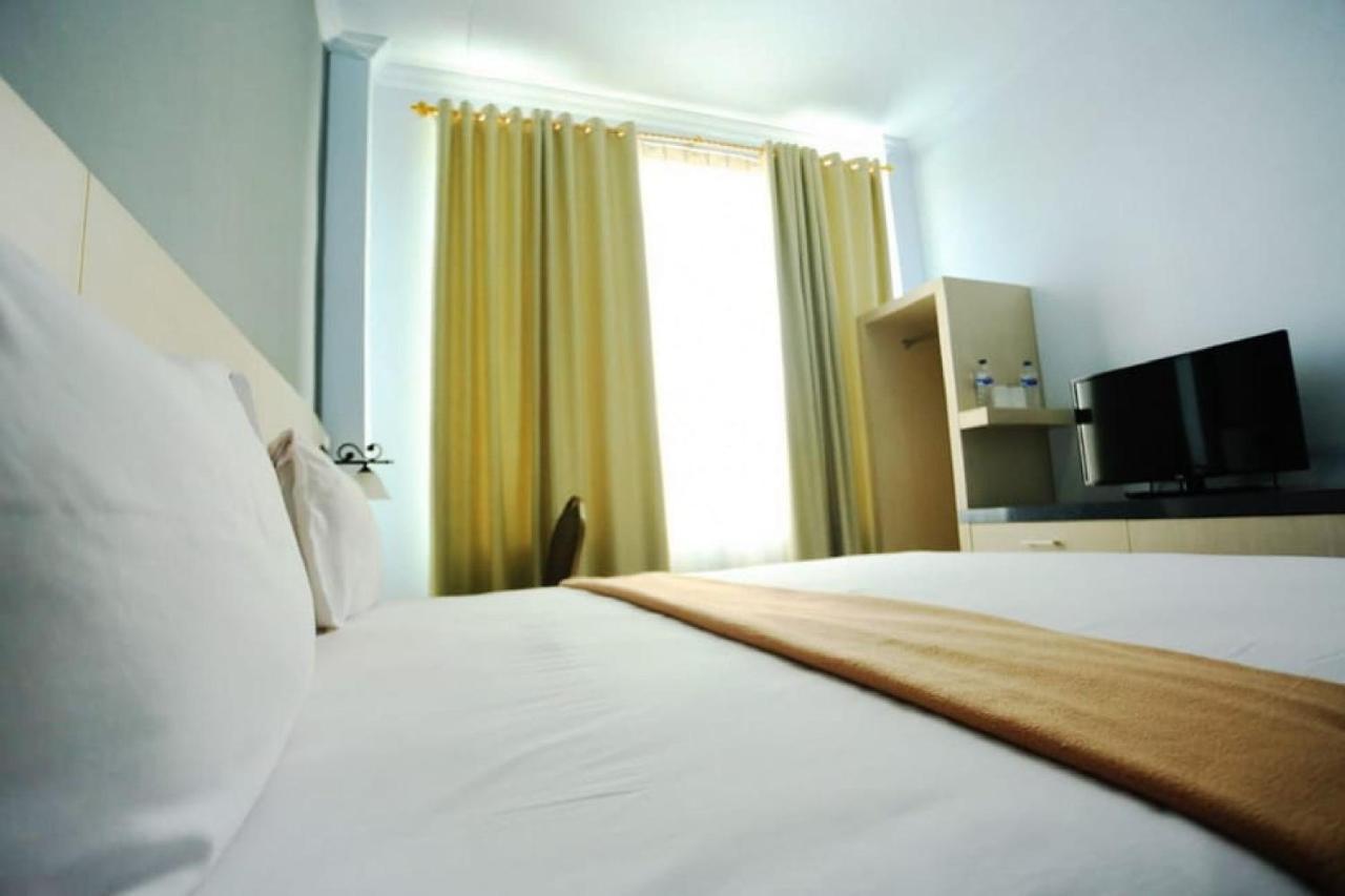 Urbanview Hotel Mulia Indah Palopo ภายนอก รูปภาพ