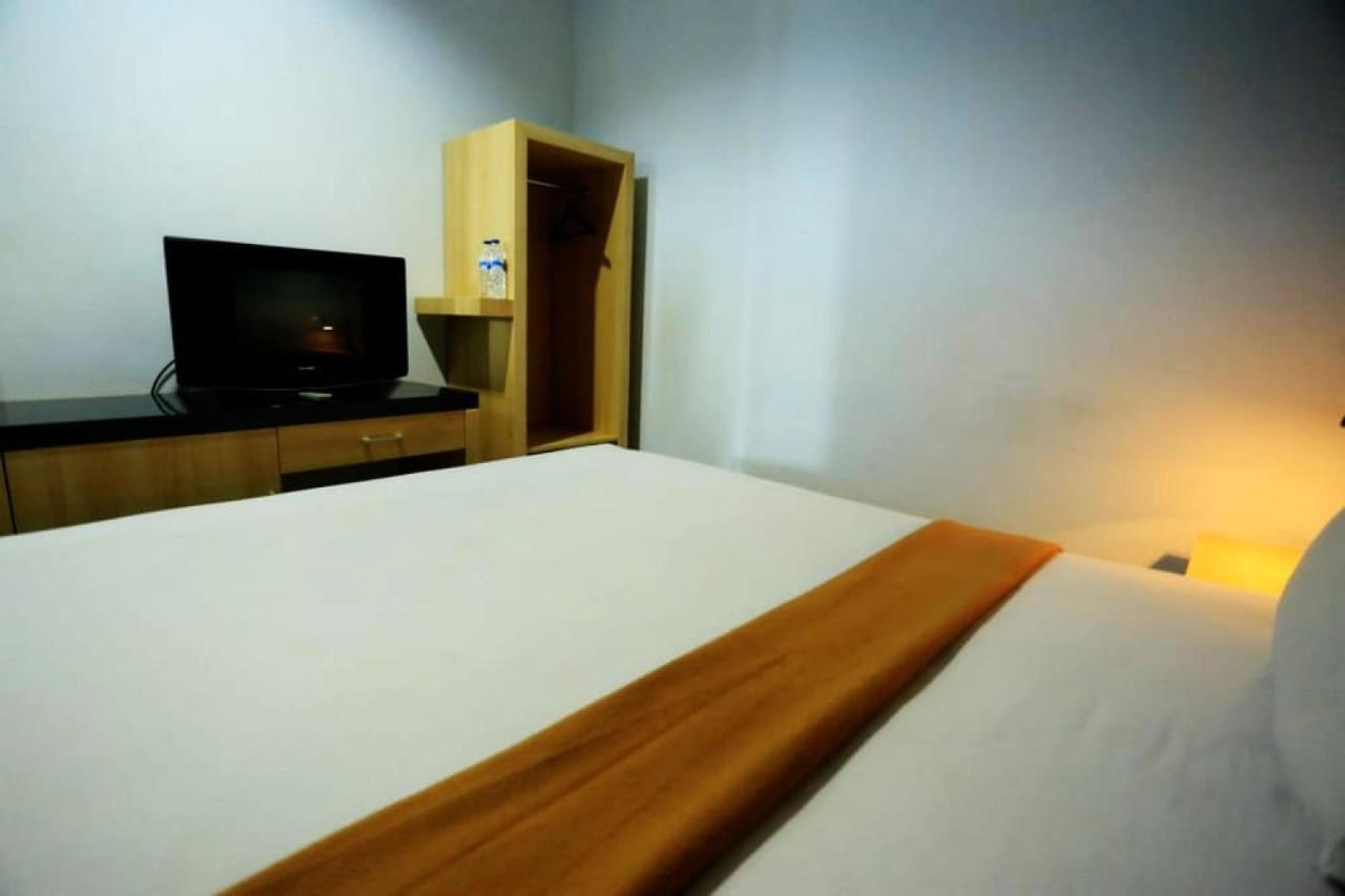 Urbanview Hotel Mulia Indah Palopo ภายนอก รูปภาพ