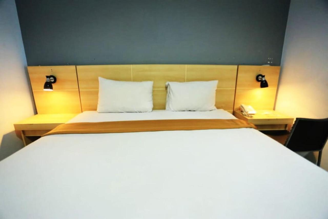 Urbanview Hotel Mulia Indah Palopo ภายนอก รูปภาพ
