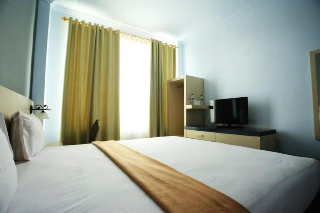Urbanview Hotel Mulia Indah Palopo ภายนอก รูปภาพ