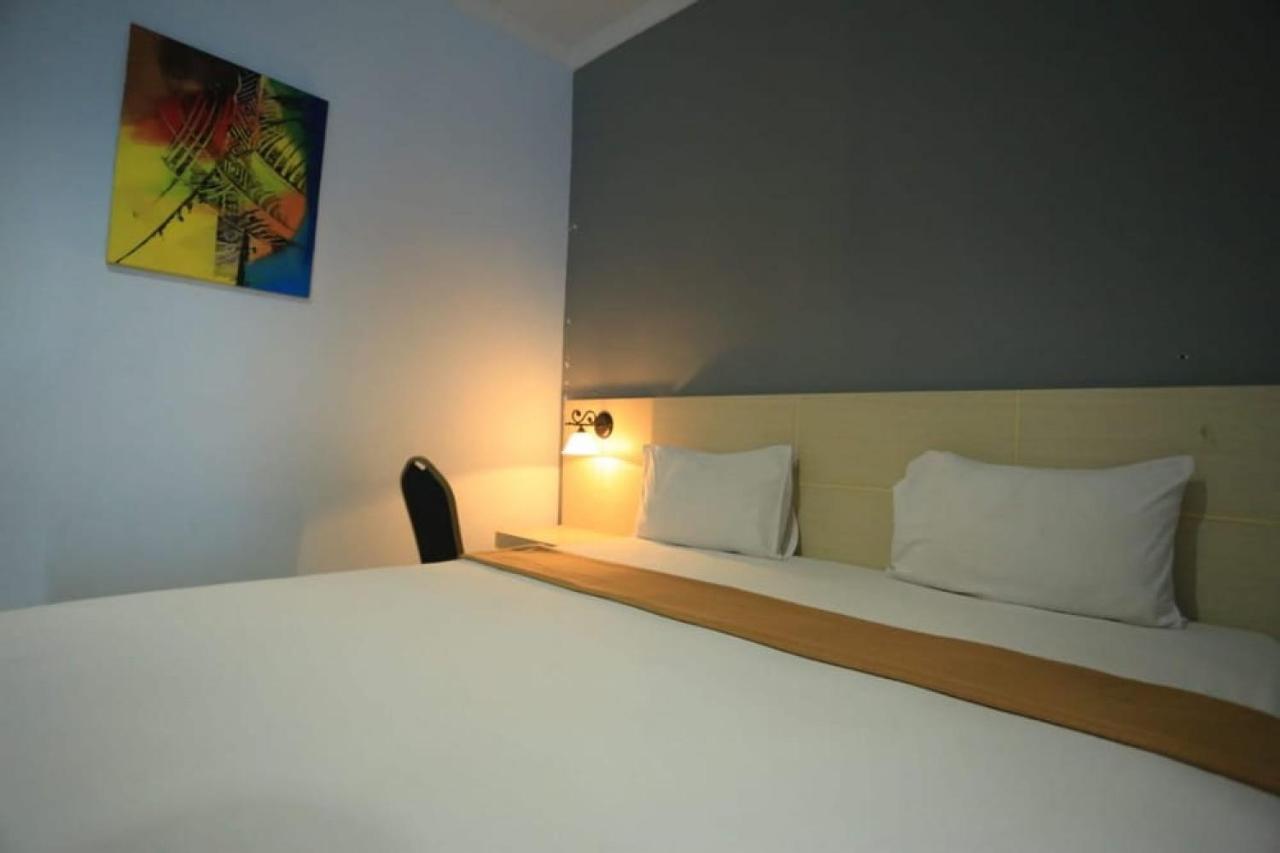 Urbanview Hotel Mulia Indah Palopo ภายนอก รูปภาพ
