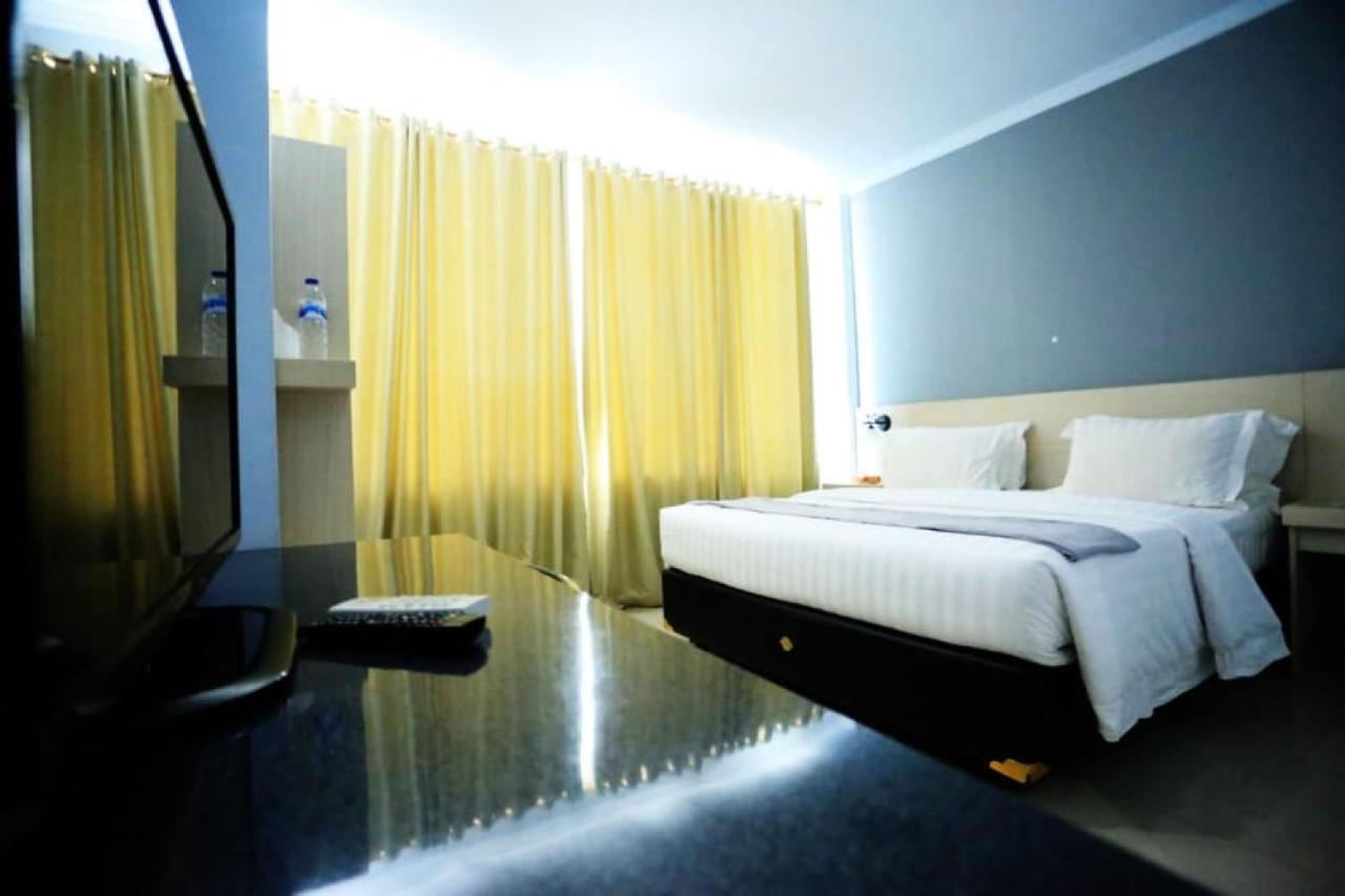 Urbanview Hotel Mulia Indah Palopo ภายนอก รูปภาพ