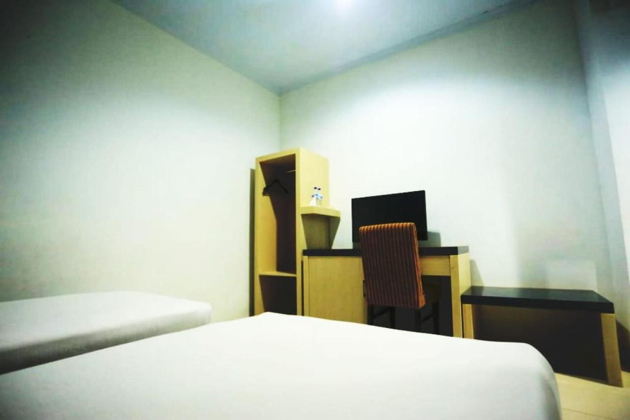 Urbanview Hotel Mulia Indah Palopo ภายนอก รูปภาพ
