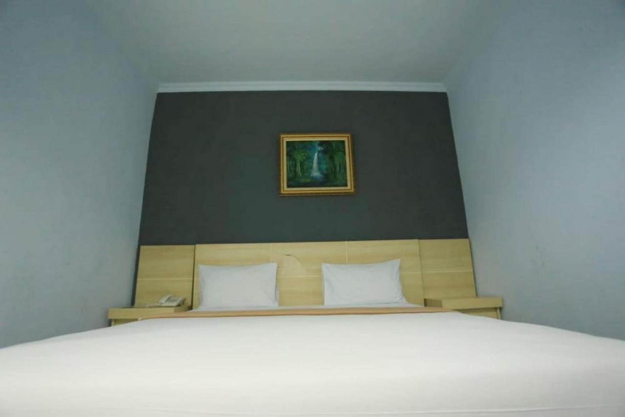 Urbanview Hotel Mulia Indah Palopo ภายนอก รูปภาพ