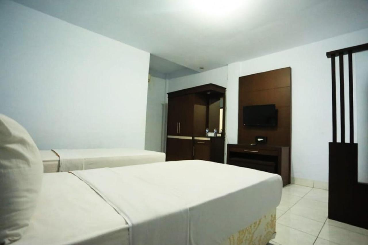 Urbanview Hotel Mulia Indah Palopo ภายนอก รูปภาพ