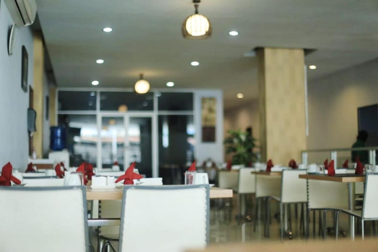 Urbanview Hotel Mulia Indah Palopo ภายนอก รูปภาพ